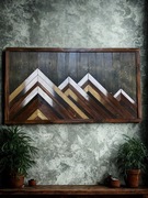 Ręcznie wykonany drewniany obraz góry.