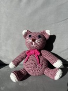 Ręcznie robiony kotek na szydełku- pudrowy róż!