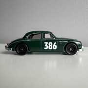 Hot Wheels Premium 1:64 JAGUAR MK1 Team Transport LUZ