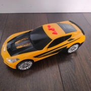 Samochód wyścigowy na baterie z dźwiękami