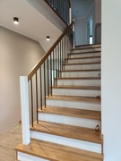 Schody drewniane i balustrady oraz oświetlenie 