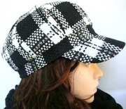Czapka zdaszkiem w kratę biało-czarną ze srebrnym 52/56 roz