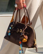 Brelok kwiatek wzór Miu Miu skóra naturalna czekolada mokka brąz 