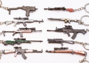 Zestaw breloków militarnych – repliki broni | metalowe | komplet