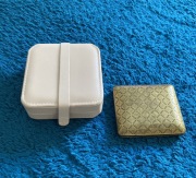 Kompakt z lusterkiem PO perfumach Bottega Veneta