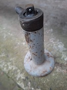 Zabytkowy lewarek samochodowy