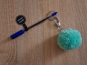 Długopis Pelikan + brelok seledynowy puszysty pompon 2 w 1