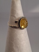 Pierścionek z bursztynem bałtyckim. Regulowany rozmiar.