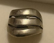 Pierścionek srebrny falisty