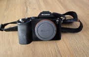 Sony a7 z obiektywem i dodatkami