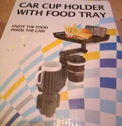 Samochodowy uchwyt na kubek z tacką.
