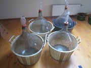 Cztery gąsiory na wino o poj. ok. 34 l. w plastikowej obudowie