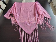 Duża apaszka chusta z frędzlami ozdobiona aplikacjami i dżetami.