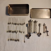 Zestaw szklanych strzykawek PRL + 40 igieł + kasetka do sterylizacji