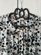 Błękitna bluzka z okrągłym dekoltem z motywem gałązek Kaffe 44