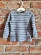 szara bluza w niebieskie paski