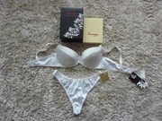 Romantyczny biały komplet ze stringami marki Kinga