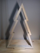 Drewniana choinka do aranżacji ozdoby świąteczne 