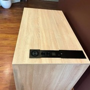 Innowacyjne Biurko z ładowarką indukcyjną/gniazdka