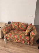 Rozkładana sofa w kwiaty