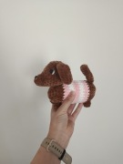 Jamnik w sweterku na szydełku 