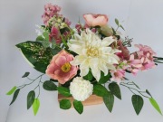 Kompozycja wiosenna dalie i maki w różach i bieli