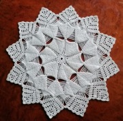 Serwetka z efektem "3D"o średnicy 48 cm.