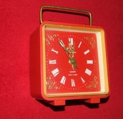 Zegar retro nakręcany mechaniczny budzik czerwony Jantar ZSRR 4 jewels PRL