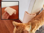 Grzebień dla kota do usuwania sierści - montaż w narożniku