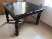 Antyczny drewniany stół z rzeźbionymi nogami – wyjątkowy mebel z duszą