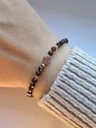 Bransoletka z kamieni granatu rodonitu hematytu złotego jesienna biżuteria