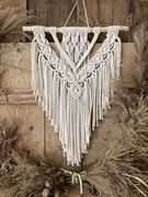 Kremowa makrama na gałęzi