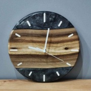Zegar z orzecha i czarnej żywicy epoksydowej