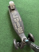 Hulajnoga trójkołowa Micro Maxi Deluxe czarna dla dzieci 5-12 lat