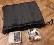 Guziki, stare w saszetce, pudełku oraz metalowe zapinki