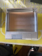 Elektryczne gniazdo podłogowe wpuszczane w posadzkę 