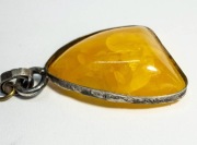 Wisiorek z bursztynu i srebra