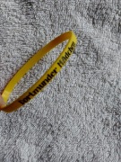 Gumowa bransoletka! Żółta, z czarnym napisem :) Hit !