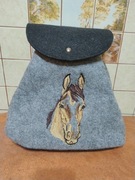 Plecak z filcu z haftem konia 