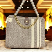 Ręcznie robiona elegancka torebka beżowa z perłowym uchwytem