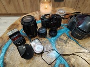 Aparat Olympus plus trzy obiektywy plus lampa plus światłomierz plus futer.