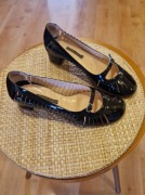BUTY marki Pollini damskie czarne lakierki skóra naturalna 39 stan b.dobry
