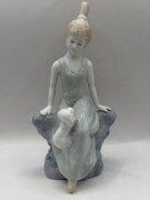 Porcelanowa figurka Dziewczynka z pieskiem