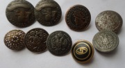 9 metalowych ozdobnych guzików.Zestaw.Herbowe, liberia>Stare