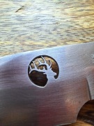 Unikatowy nóż myśliwski Elk Ridge – piękne drewno, perforowany jeleń