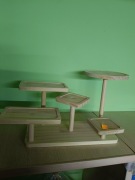 Drewniany stojak na drobiazgi lub na kosmetyki.