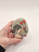 Ręcznie malowany kamień dziewczyna kobieta z serduszkami obrazek walentynki