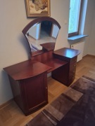 Zestaw mebli drewnianych (toaletka, komoda, szafka nocna) 