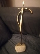 Rzeźba mosiężny krzyż obsadzony na kamieniu