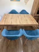 Rozkładany stół z 4 krzesłami 